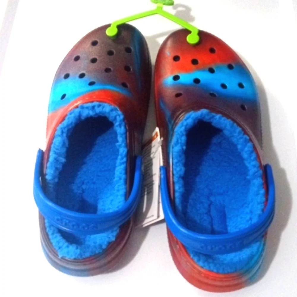 CROCS KIDS RED AND BLUE TIE DYED COZY FUR LINED SHOES SIZE 5 NWT